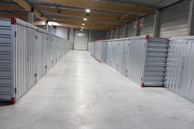 Allée centrale des box intérieurs