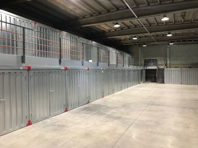Allée des box intérieurs, au rez-de-chaussée et à l'étage