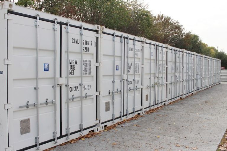Rangée de containers extérieurs blancs